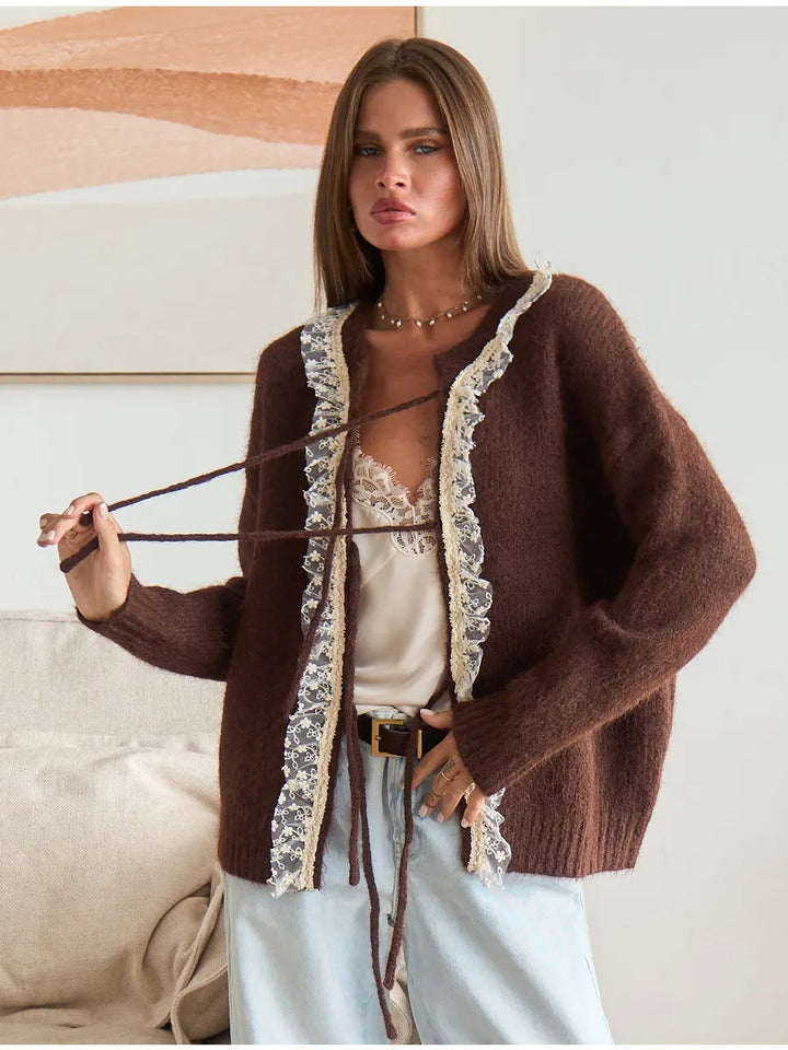 Dame elegant strikket cardigan med fine blondedetaljer Stilla