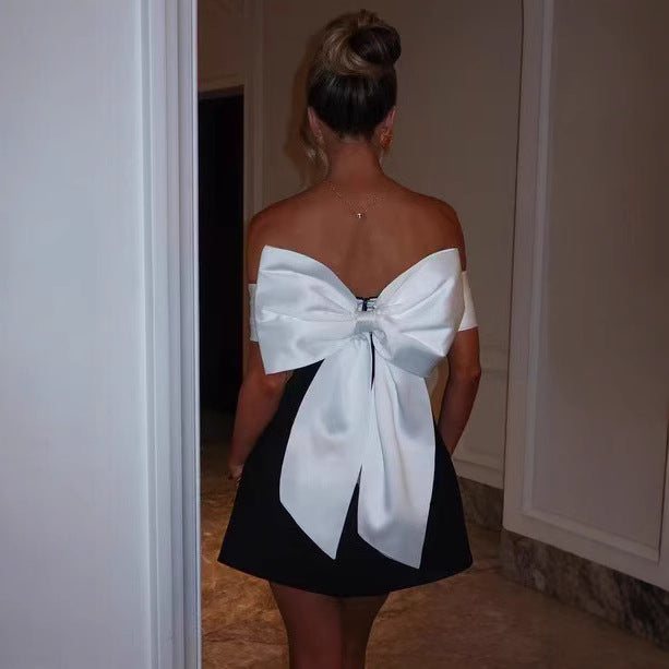Dame minikjole med skulderfri, elegant overdel og udfoldet skørt Stilla