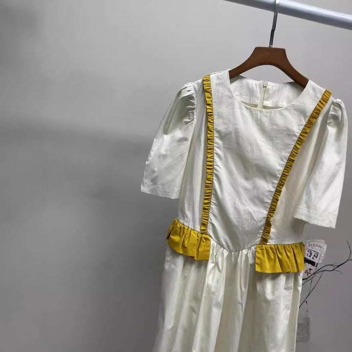 Damekjole med dekorative flæser og unik skæring Stilla