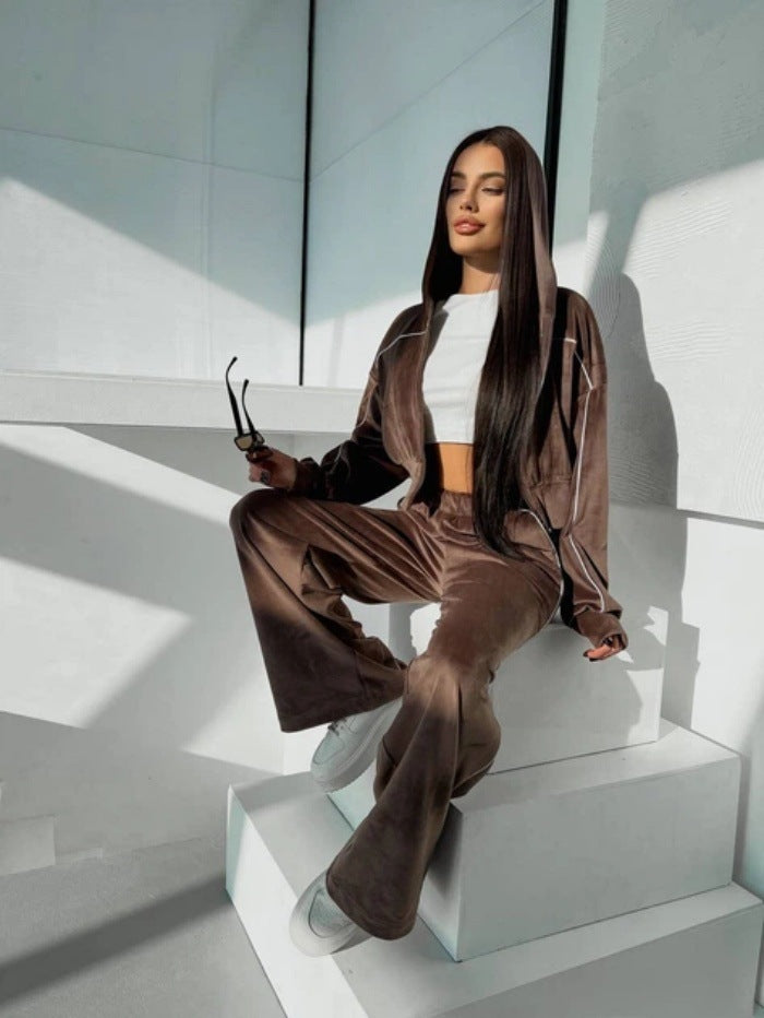 Kvinders sporty velour loungewear sæt med kort hoodie og brede ben Skovae