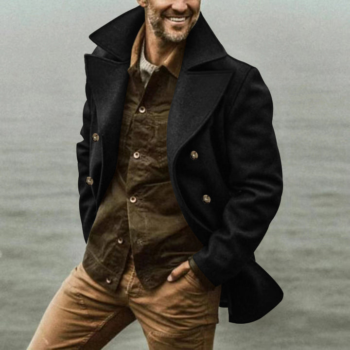 Herre mode Peacoat lavet af kvalitets uldmix med klassisk reverskrave og elegante knapper Stilla