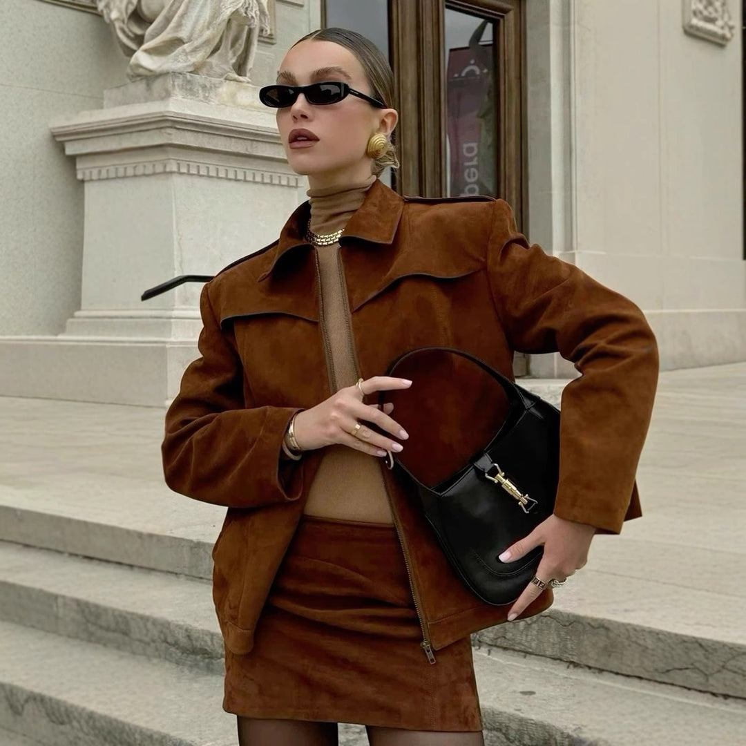 Dame Suede Bikerjakke med moderne snit og elegante detaljer Stilla