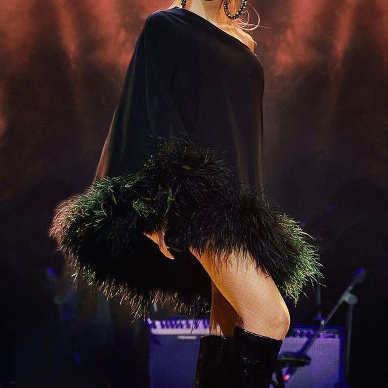 Dame Raffineret Minikjole med asymmetrisk snit og fjeragtige accenter Stilla