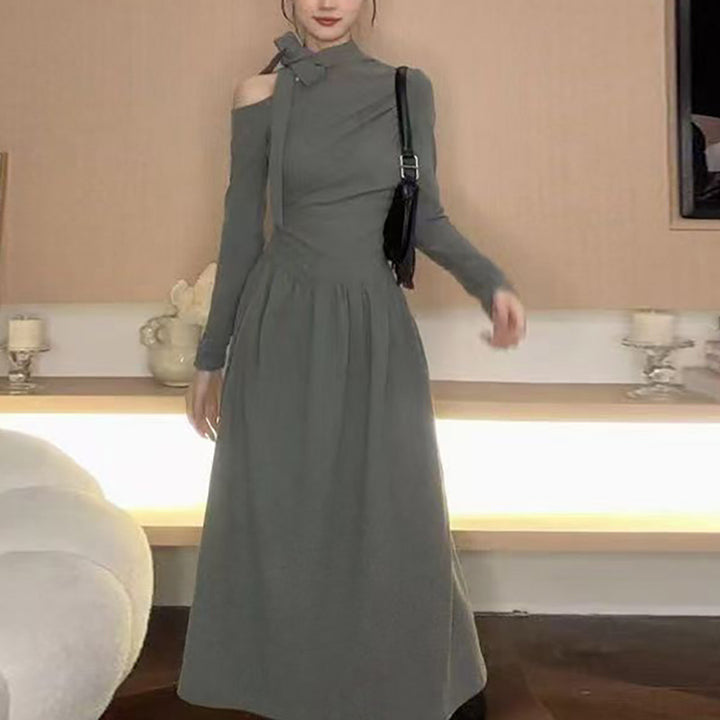 Kvinders kjole med asymmetrisk halsudskæring og elegant sløjfedesign
