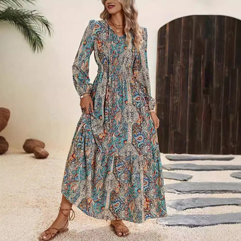 Dame maxikjole med detaljeret paisley-mønster og lange ærmer Stilla