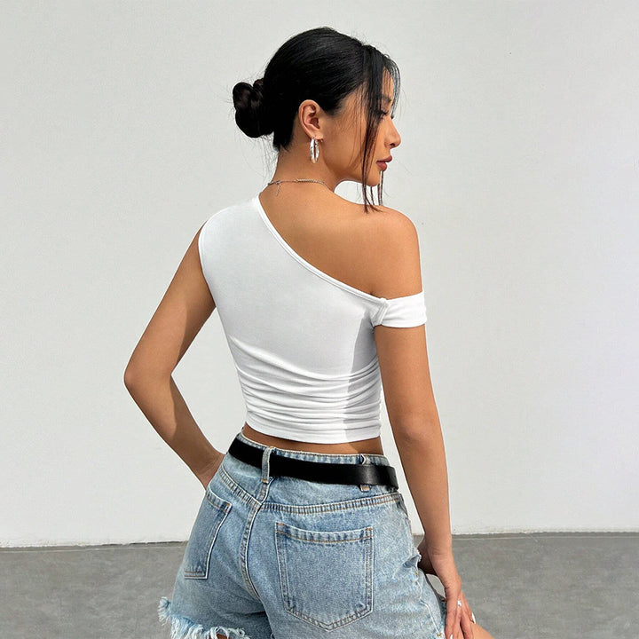 Kvindernes asymmetrisk cropped top med off-shoulder design og stilfulde flæsedetaljer Stilla