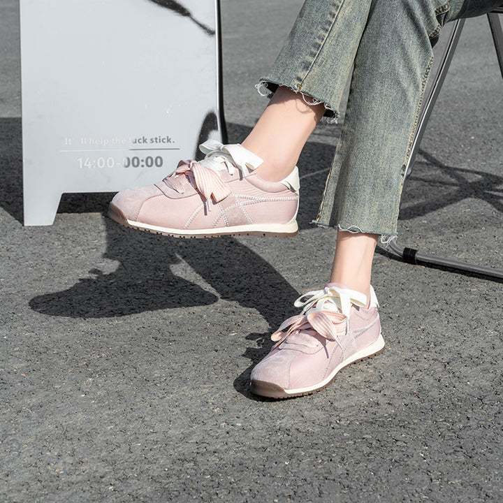 Dame Sporty Sneakers med blødt overmateriale og elegante pyntesyninger Stilla