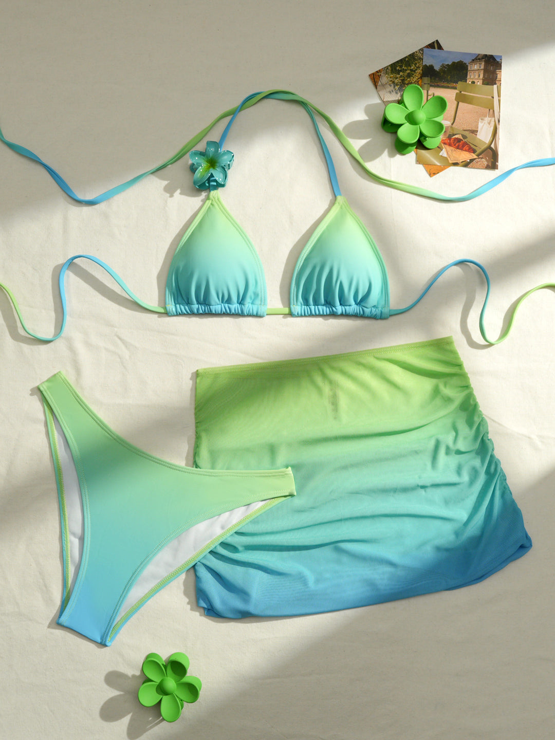 Dame triangels-bikini sæt med floral detalje og sarong nederdel Skovae
