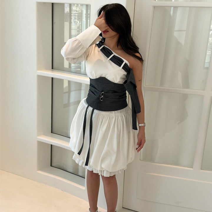 Kvinders Off-Shoulder Kjole med Innovativ Talje Bodice og Voluminøs Nederdel