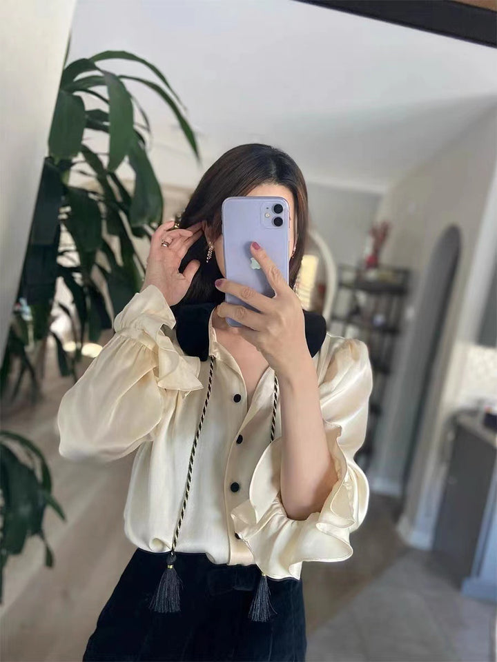 Damebluse med elegante draperinger og stilfulde knapdetaljer Stilla
