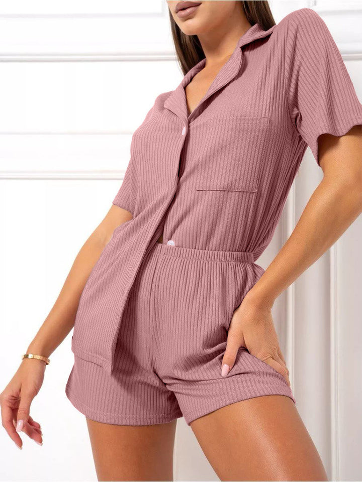 Dame pyjamasæt med kortærmet bluse og shorts i behagelig ribstrik Stilla