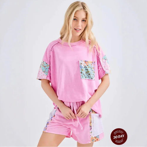 Dame nan afslappet loungewear-sæt med oversized t-shirt, sweatshorts, patchwork-taske og hæklebesætning Skovae