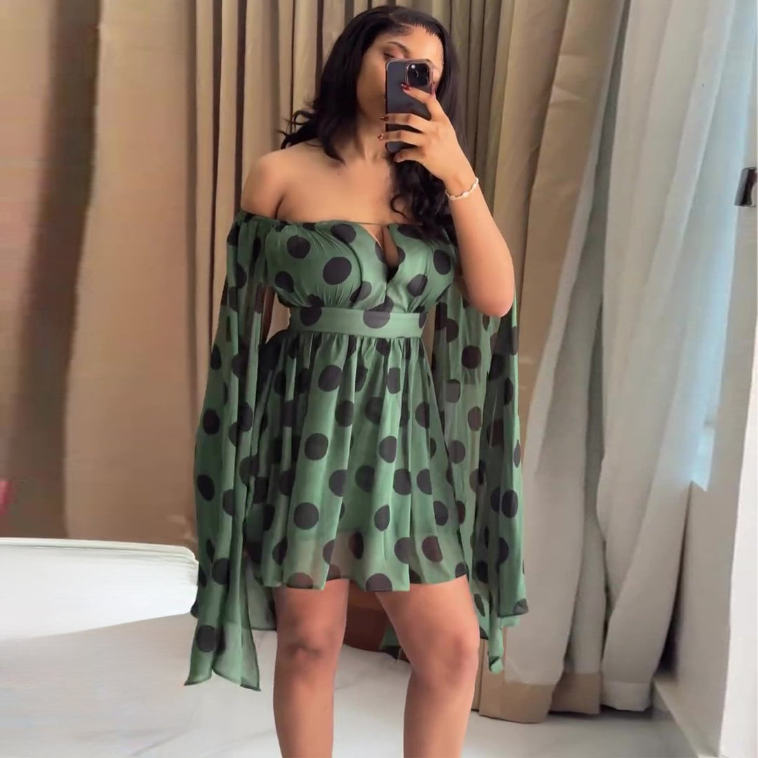 Dame mini kjole med spændende off-shoulder design og bredskårne ærmer Skovae