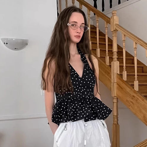 Dame ruffle top med dyb V-udskæring og punktielt design Stilla
