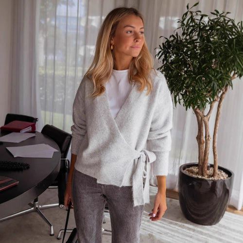Kvinders afslappede indpakningsstriktrøje med blødt materiale og trendy design Stilla