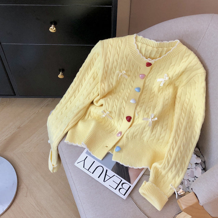 Kvinders chunky strik cardigan med legende knapdetaljer og sløjfer