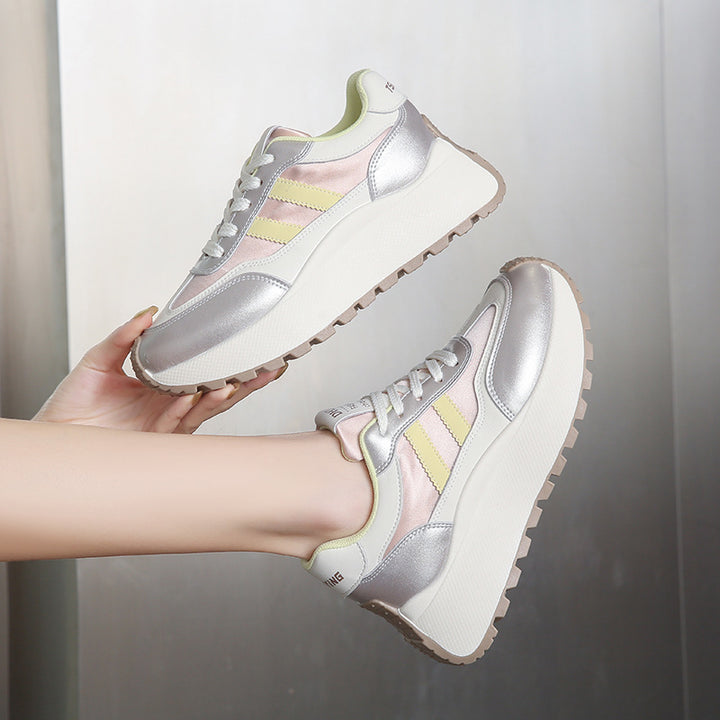 Dame sneakers med højmoderne platformsåler og skinnende overmateriale Stilla