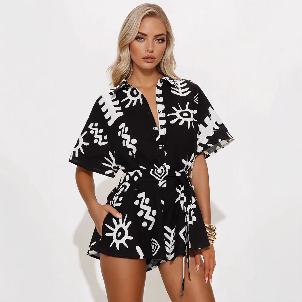 Dame kortærmet jumpsuit med unikt print og talje bælte Stilla