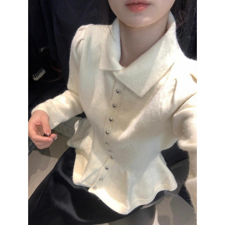 Kvinders peplum-top lavet af blødt strik med elegante knapper Stilla