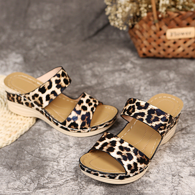 Dame Wedge-sandaler med moderne leopardmønster og ergonomisk fodseng Stilla