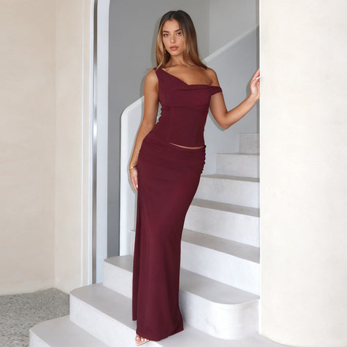 Kvinders maxikjole med off-shoulder design og elegant ruffle detalje Skovae