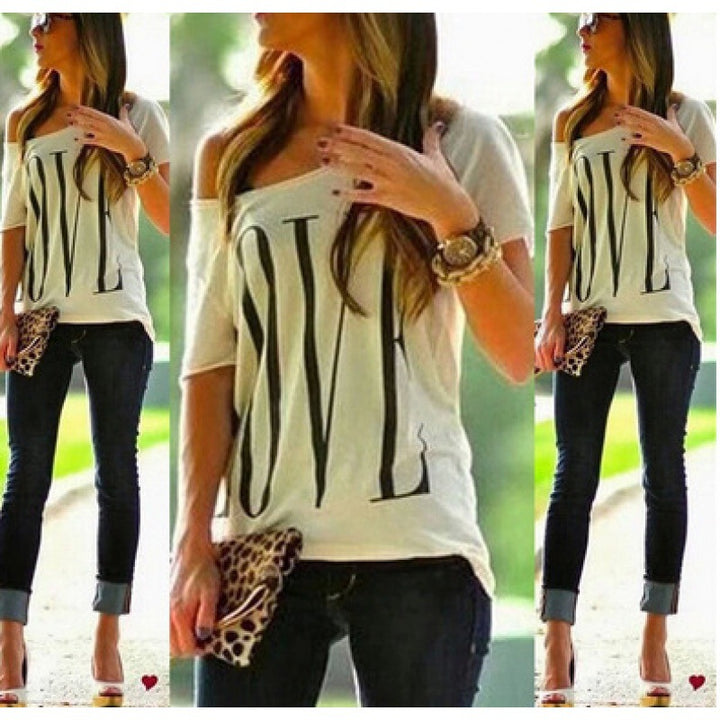 Kvinders Off-Shoulder T-Shirt med stort bogstaver Stilla