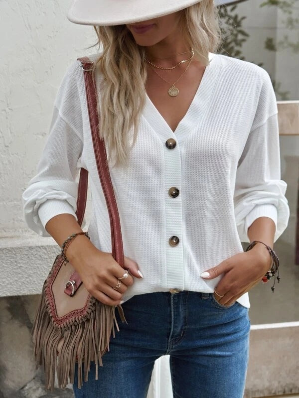Dame afslappet V-hals strik med knaplukning og bred pasform Stilla