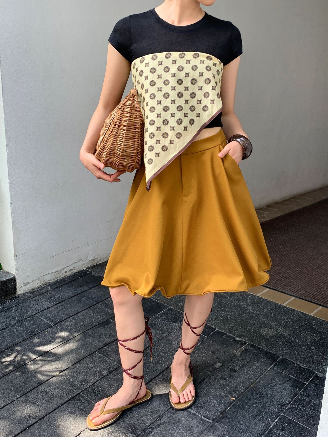 Dame crop-top med luksuriøs silketuch-detalje og elegant sømdesign Stilla