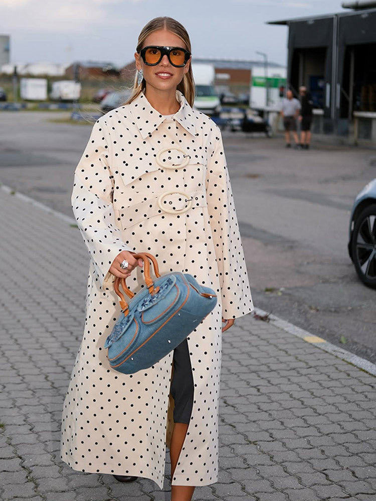 Dame trenchcoat med stilfulde prikker og mode detaljer Stilla