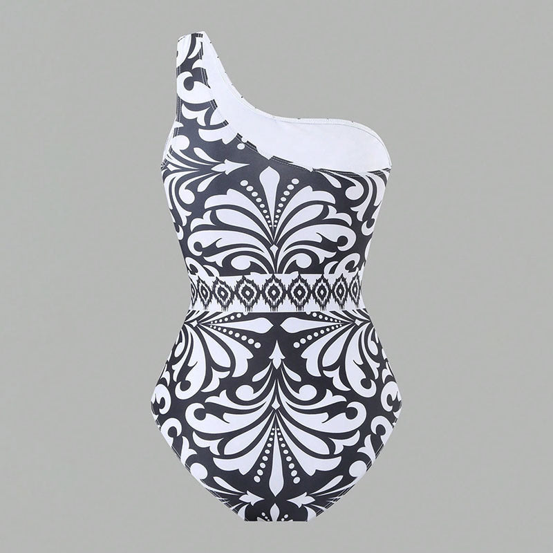 Dame one-piece badedragt med elegant asymmetrisk design og matchende bukser Skovae