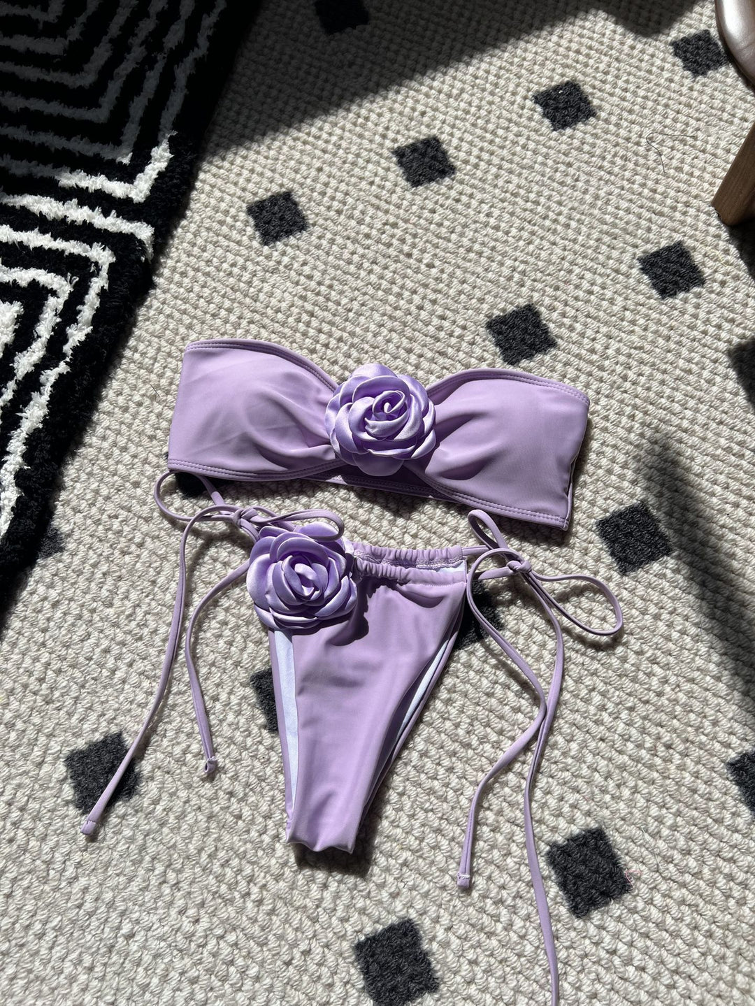 Dame bikini-sæt med elegante blomsterapplikationer Stilla