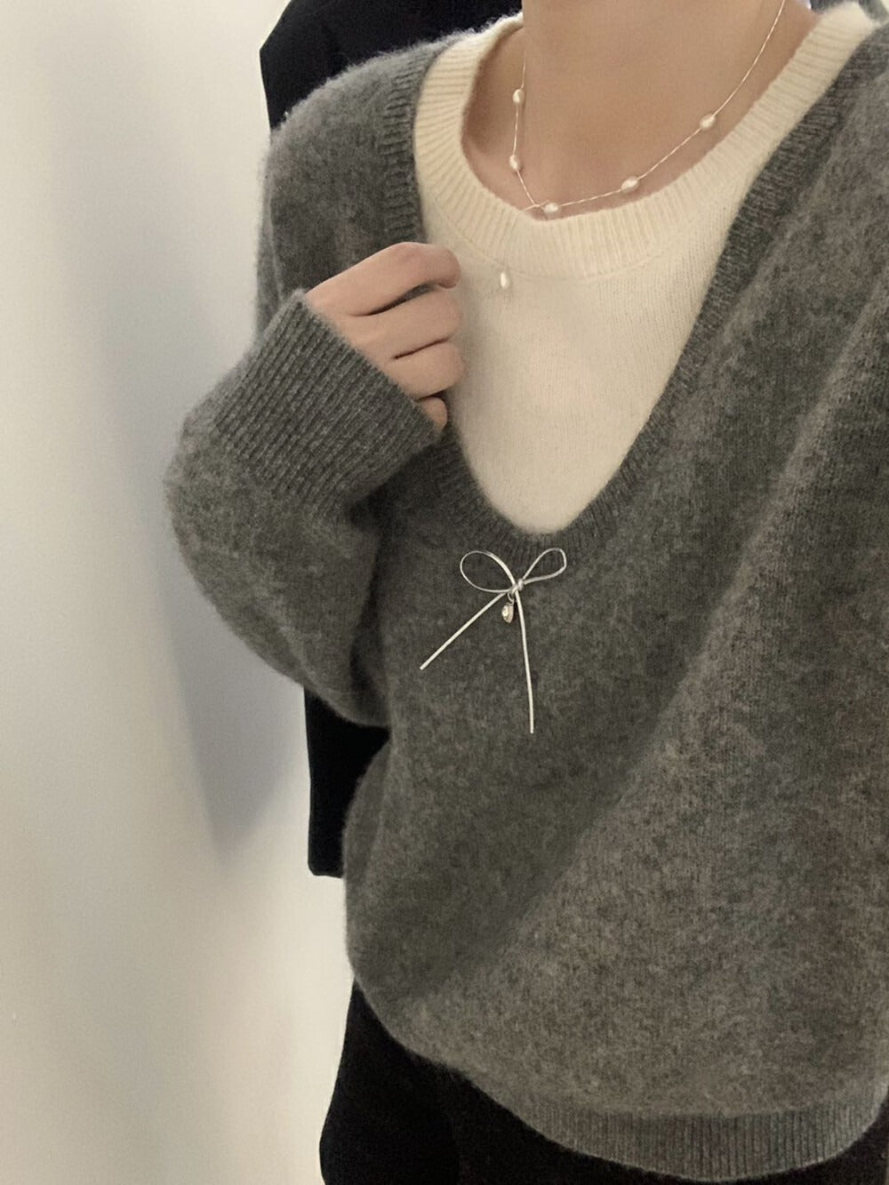 Kvindesweater med elegant V-hals og premium bueapplikation Stilla
