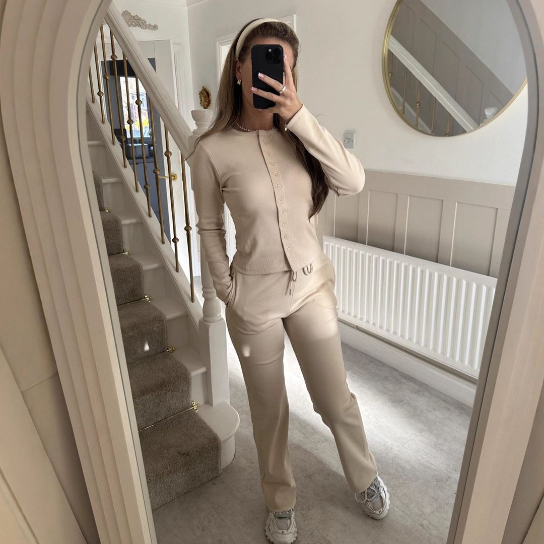 Kvindernes hyggelige strik jumpsuit med knapdetaljer og elegant design Skovae