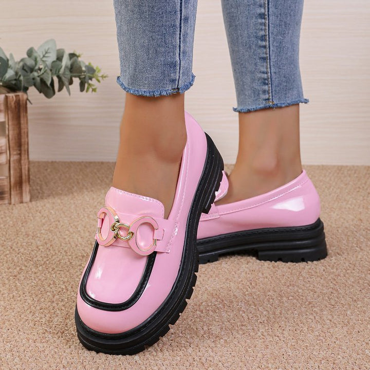 Dame Chunky Loafers med glansfuld lakoverflade og trendy kædeaccent Stilla