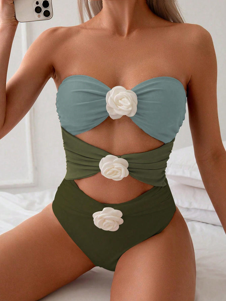 Dame bandeau badedragt med elegante rynker og florale accenter Skovae