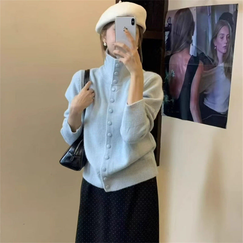 Kvinders strikket sweater med opretstående krave og knapdetalje Stilla