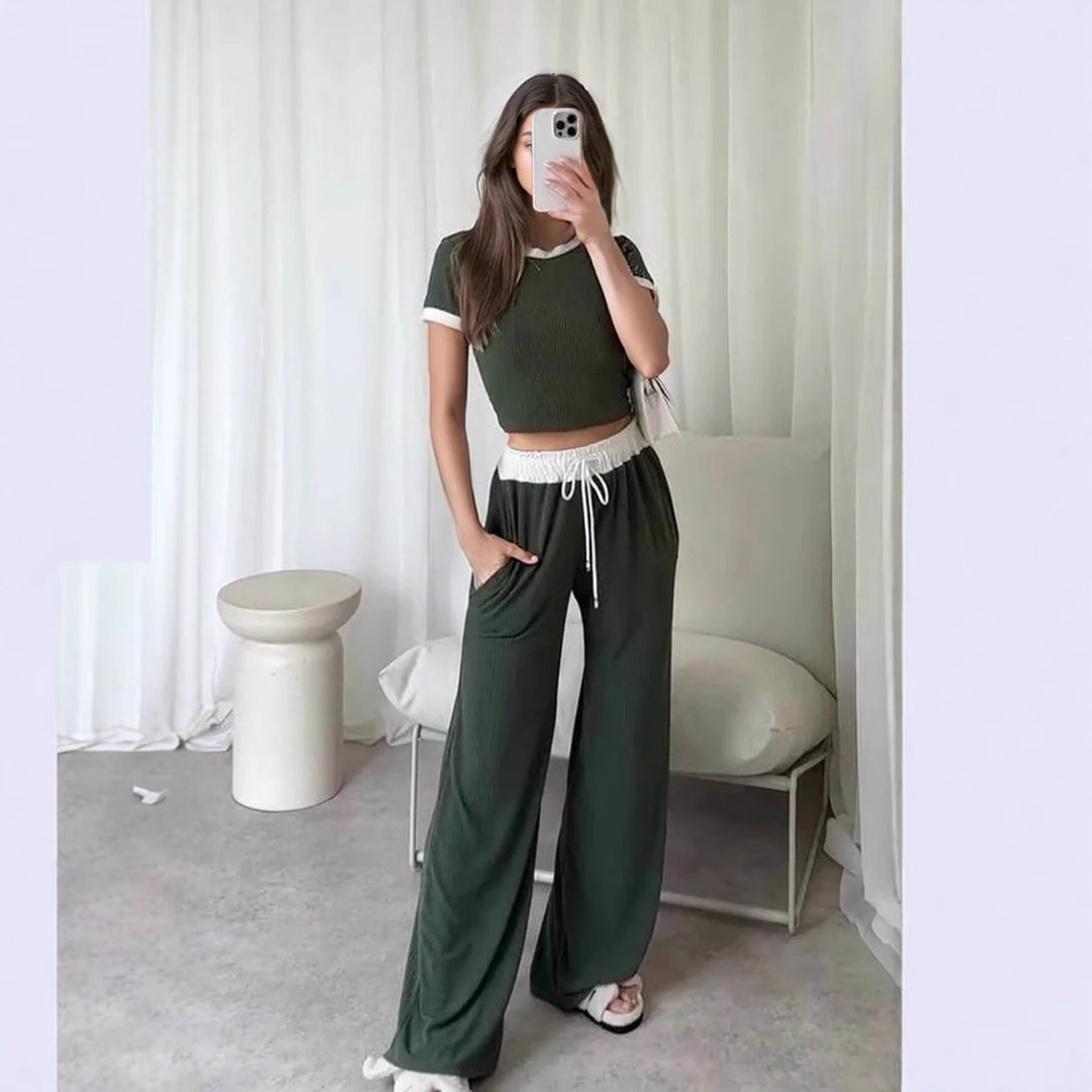 Kvindernes loungewear sæt med cropped top og brede bukser