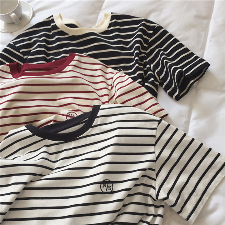 Femme stribet bomulds-rundhalset-TEE med logo-dekoration Stilla