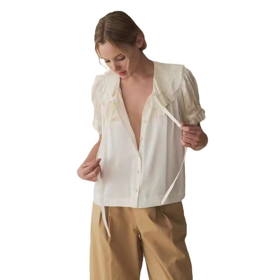 Damebluse med voluminøse ruffle detaljer og dekorative spændingselementer Stilla