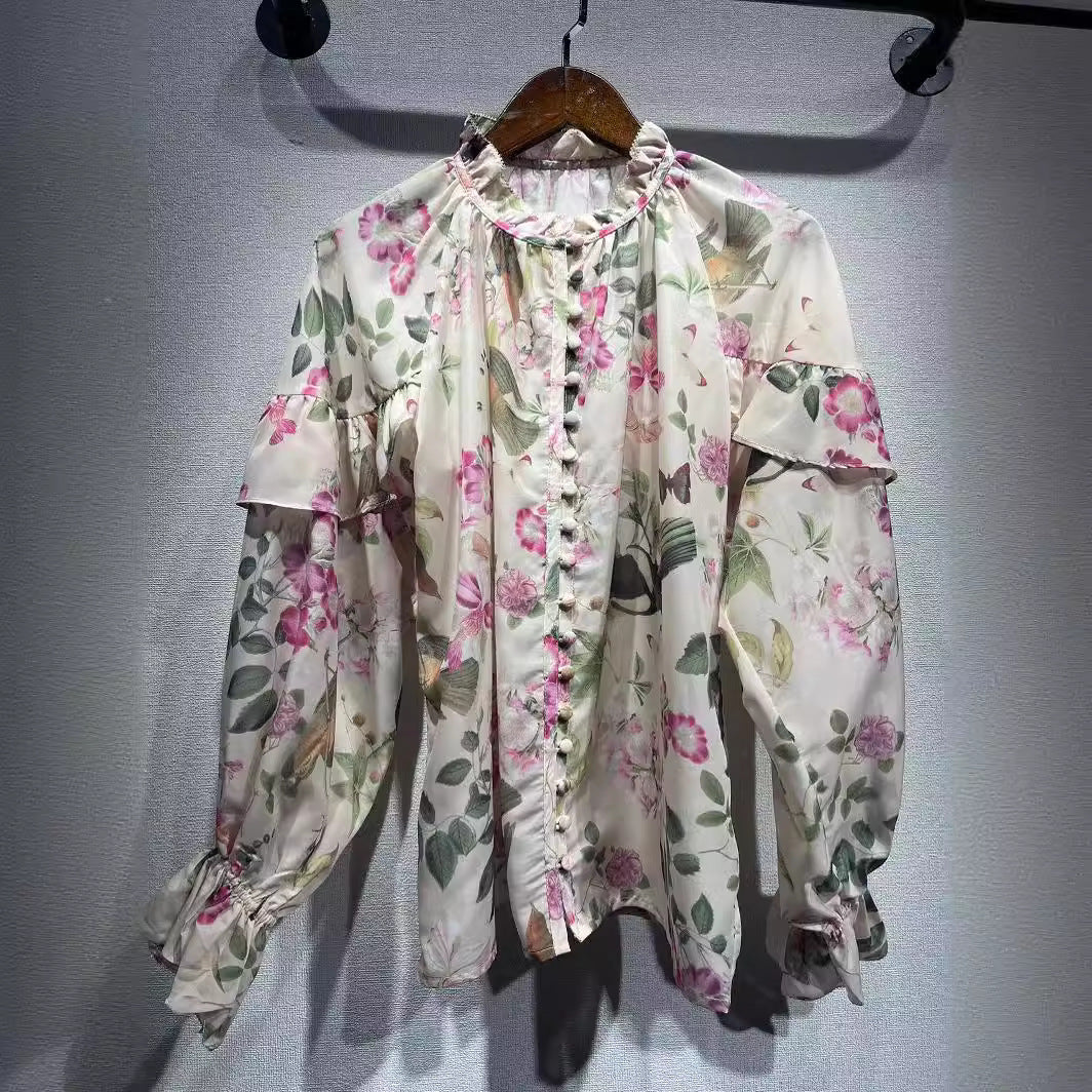 Damebluse med høje flæser og elegante knapdetaljer Stilla