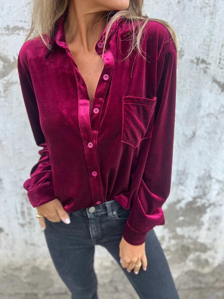 Kvinders elegante velourbluse med praktisk brystlomme og moderne snit Stilla