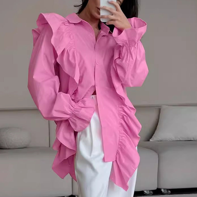 Damebluse med flæsedetaljer og asymmetrisk snit Stilla