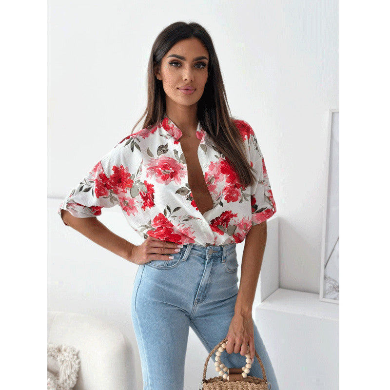 Damebluse med floral design og casual snit Stilla
