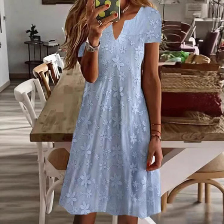 Damer knælang A-linje dress i bomuldsblanding med broderet overlay, korte ærmer og V-udskæring Skovae