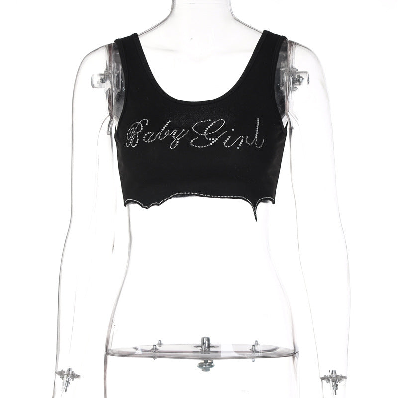 Dame Crop-Top med glitrende skrift og trendy snit Skovae