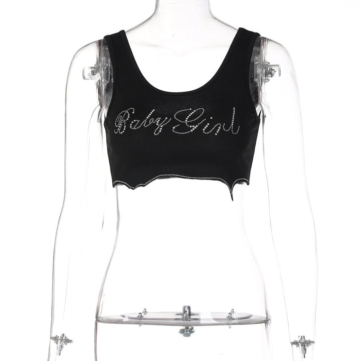 Dame Crop-Top med glitrende skrift og trendy snit Skovae