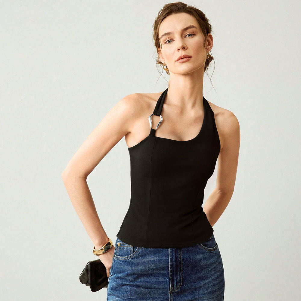 Kvindernes off-shoulder top med mode halterneck design og elegant metal accent Stilla