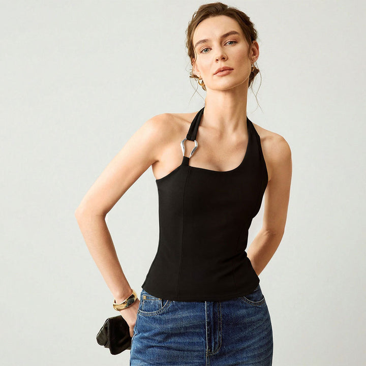 Kvindernes off-shoulder top med mode halterneck design og elegant metal accent Stilla