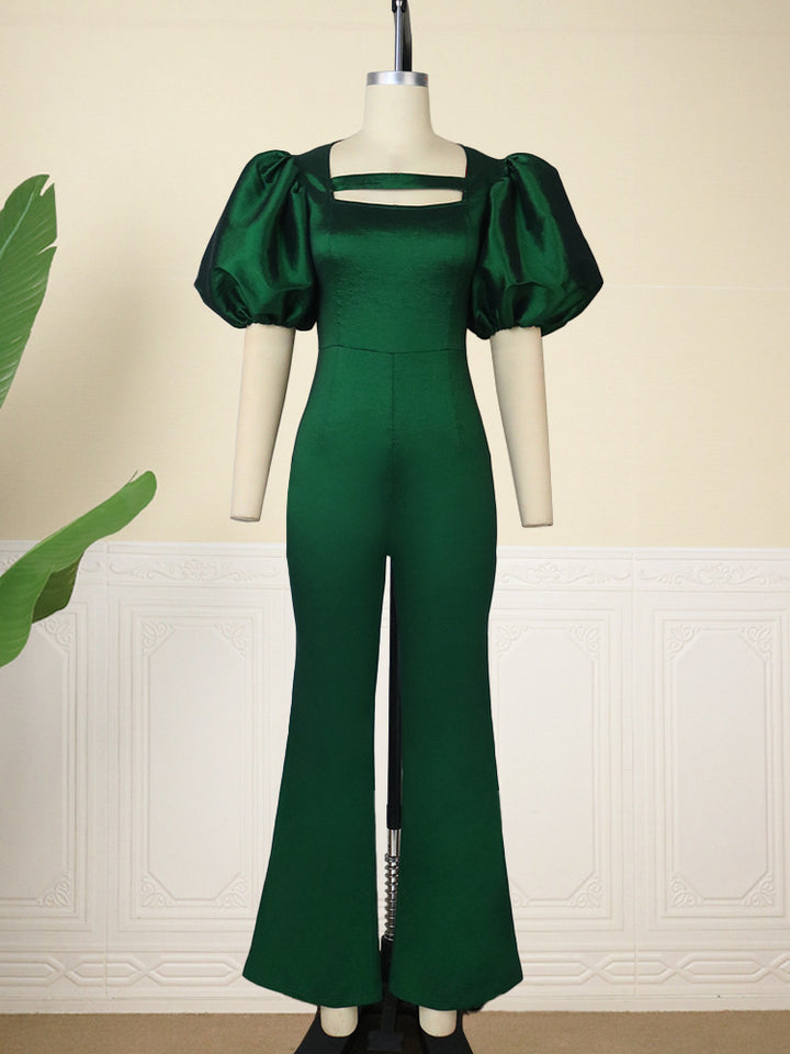 Dame jumpsuit med voluminøse pufærmer og figursyet design Skovae