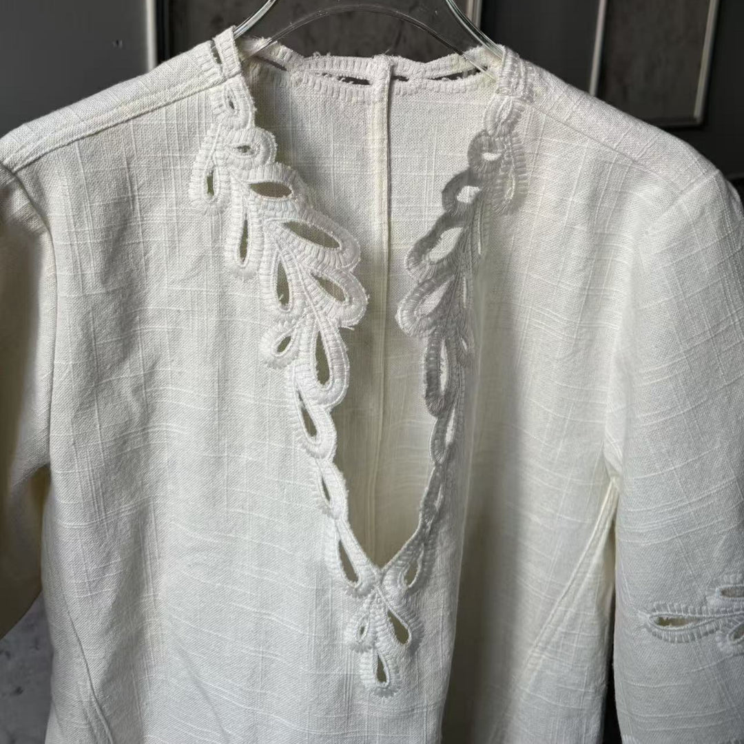 Damebluse med kunstneriske spidsudsmykninger og V-udskæring Stilla